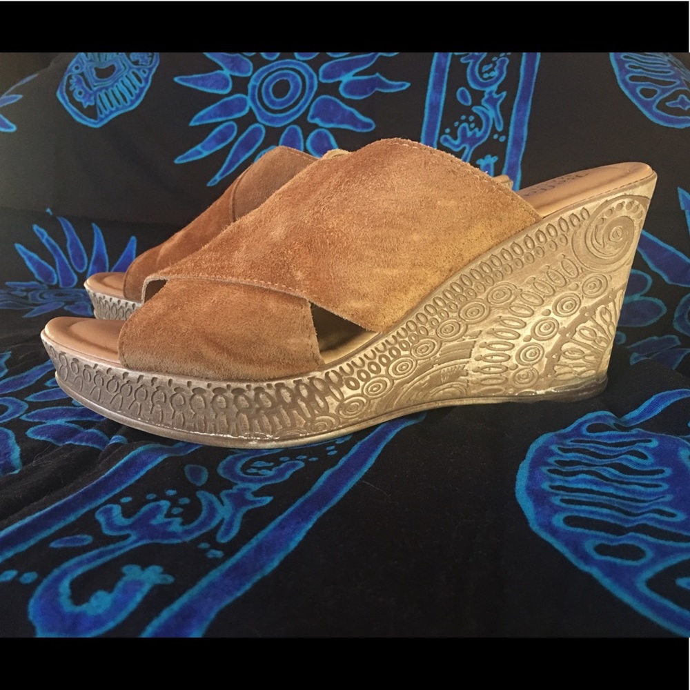 Bella Vita sz 6.5ww sandals in Tobacco